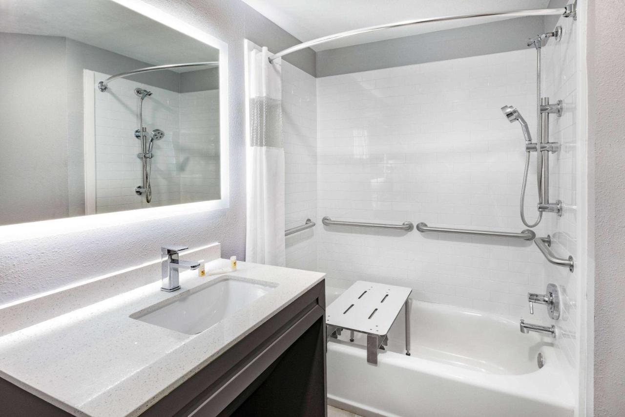La Quinta Inn & Suites By Wyndham Ardmore Extérieur photo