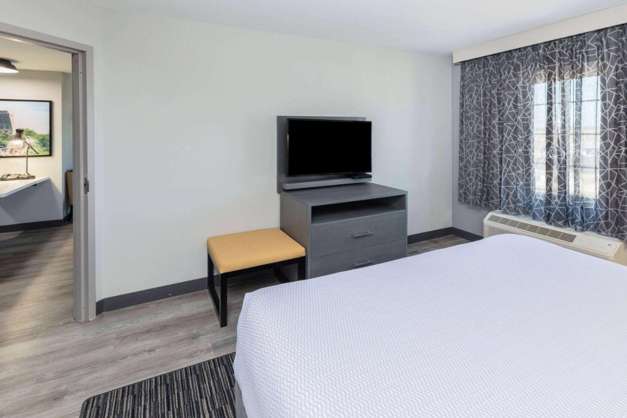 La Quinta Inn & Suites By Wyndham Ardmore Extérieur photo